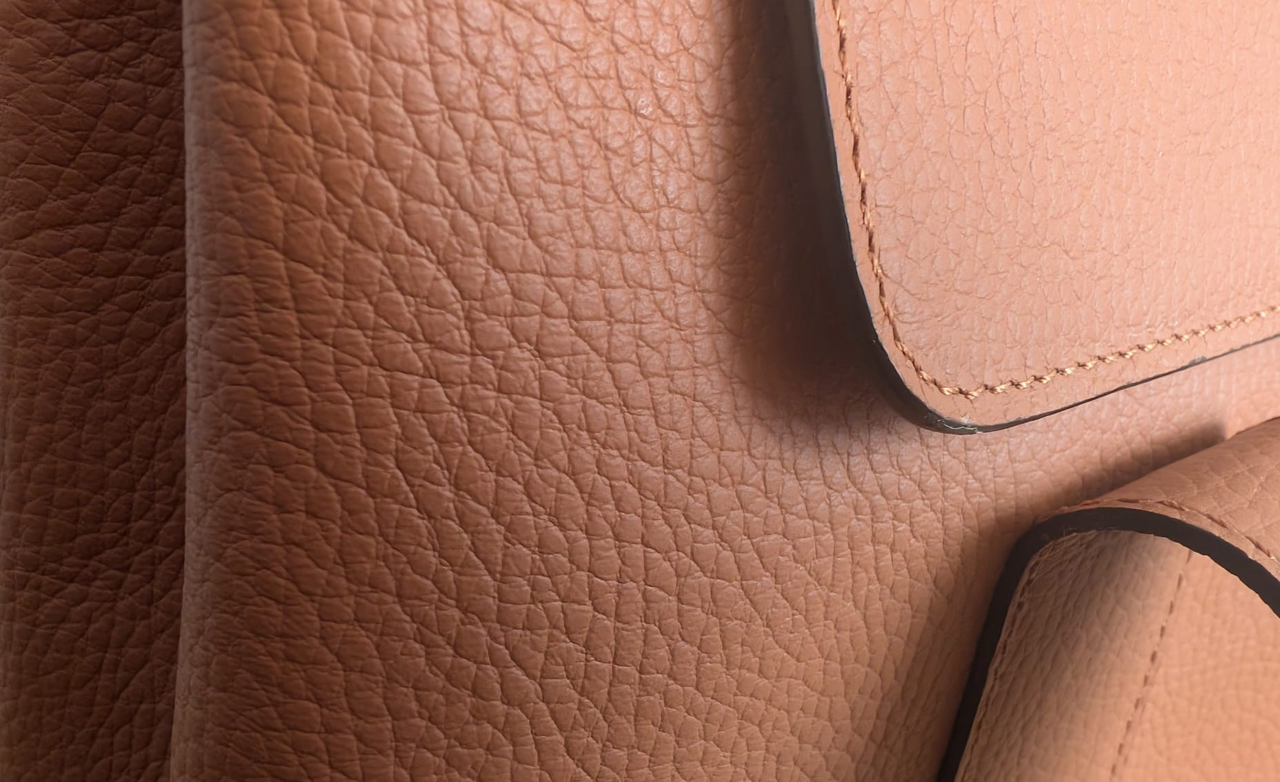 Sac en cuir femme : pourquoi le veau pleine fleur fait toute la différence